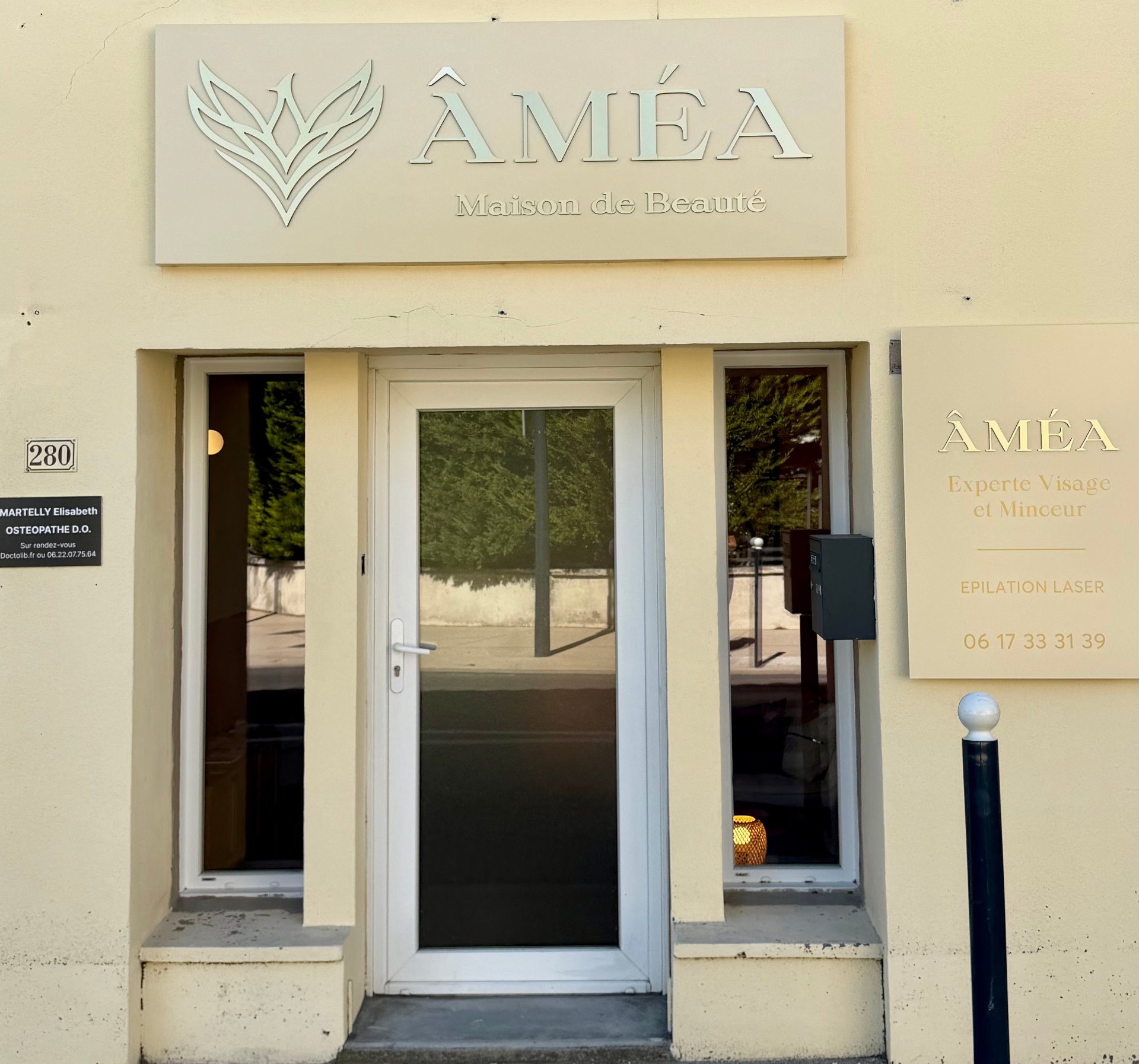 La devanture Âméa Maison de Beauté et son entrée au numéro 280